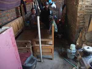 Rumah Dihancurkan Mantan Istri, Keluarga di Mojokerto Tinggal dalam Kandang Kambing Rumah Dihancurkan Mantan Istri, Keluarga di Mojokerto Tinggal dalam Kandang Kambing