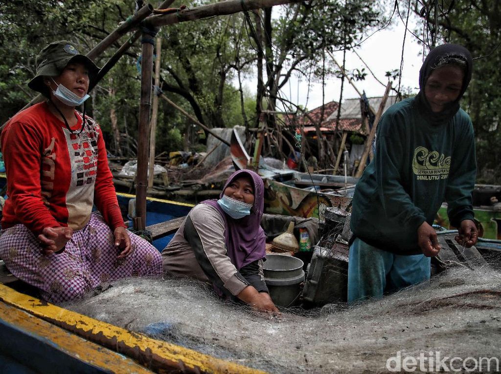 Ketangguhan Nelayan Perempuan Mengarungi Laut di Demak Ketangguhan Nelayan Perempuan Mengarungi Laut di Demak