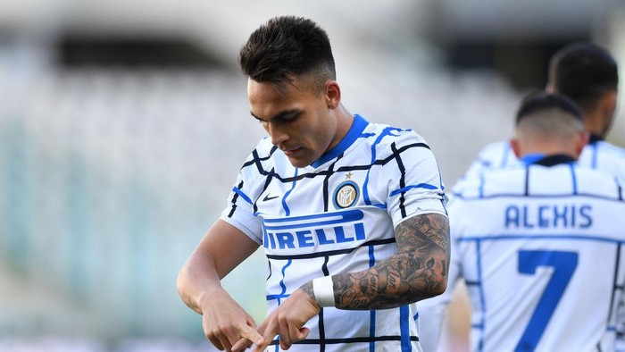 TURIN, ITALY - MARCH 14: Lautaro Martinez of Internazionale celebrates after scoring their sides second goal during the Serie A match between Torino FC  and FC Internazionale at Stadio Olimpico di Torino on March 14, 2021 in Turin, Italy. Sporting stadiums around Italy remain under strict restrictions due to the Coronavirus Pandemic as Government social distancing laws prohibit fans inside venues resulting in games being played behind closed doors. (Photo by Valerio Pennicino/Getty Images)