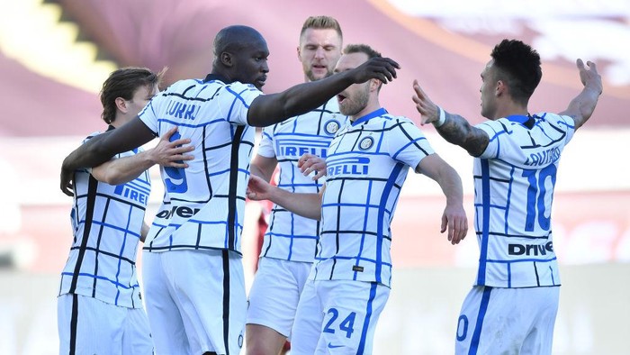TURIN, ITALY - MARCH 14: Romelu Lukaku of Internazionale celebrates with team mates Christian Eriksen and Lautaro Martinez after scoring their sides first goal from the penalty spot during the Serie A match between Torino FC  and FC Internazionale at Stadio Olimpico di Torino on March 14, 2021 in Turin, Italy. Sporting stadiums around Italy remain under strict restrictions due to the Coronavirus Pandemic as Government social distancing laws prohibit fans inside venues resulting in games being played behind closed doors. (Photo by Valerio Pennicino/Getty Images)