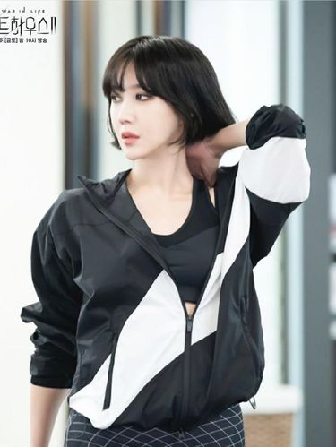 Penampilan gres Lee Ji Ah di drama Korea The Penthouse 2 bikin penonton pangling. Artis Korea ini dibanjiri kebanggaan lantaran terlihat bagus infinit muda di usia 43 tahun.