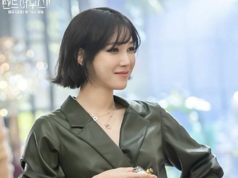 Penampilan gres Lee Ji Ah di drama Korea The Penthouse 2 bikin penonton pangling. Artis Korea ini dibanjiri kebanggaan lantaran terlihat bagus infinit muda di usia 43 tahun.