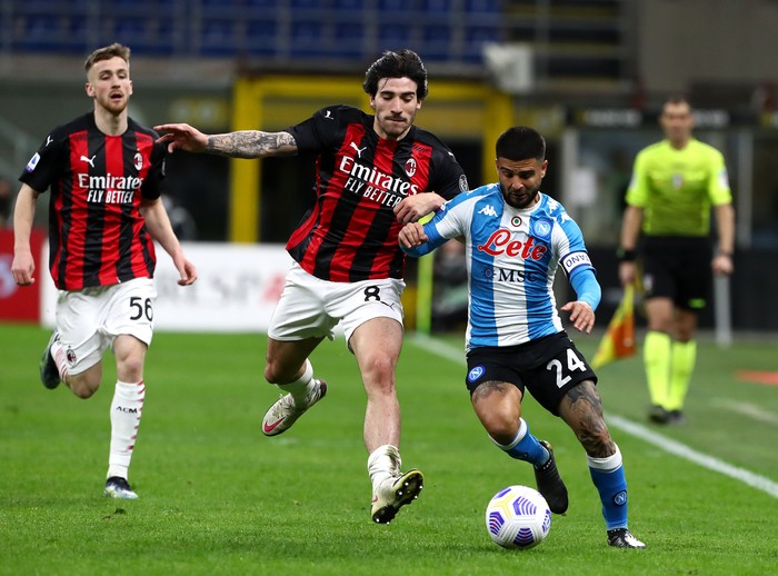 MILAN, ITALY - MARCH 14: Lorenzo Insigne of SSC Napoli battle for possession Sandro Tonali of A.C. Milan during the Serie A match between AC Milan and SSC Napoli at Stadio Giuseppe Meazza on March 14, 2021 in Milan, Italy. Sporting stadiums around Italy remain under strict restrictions due to the Coronavirus Pandemic as Government social distancing laws prohibit fans inside venues resulting in games being played behind closed doors. (Photo by Marco Luzzani/Getty Images)