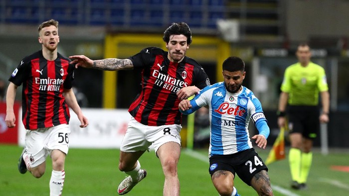 MILAN, ITALY - MARCH 14: Lorenzo Insigne of SSC Napoli battle for possession Sandro Tonali of A.C. Milan during the Serie A match between AC Milan and SSC Napoli at Stadio Giuseppe Meazza on March 14, 2021 in Milan, Italy. Sporting stadiums around Italy remain under strict restrictions due to the Coronavirus Pandemic as Government social distancing laws prohibit fans inside venues resulting in games being played behind closed doors. (Photo by Marco Luzzani/Getty Images)