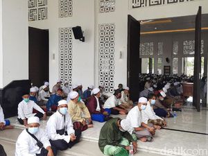 Jenazah Habib Musthofa Disalatkan, Jemaah Meluber hingga ke Luar Masjid