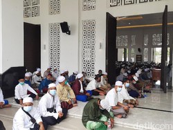 Jenazah Habib Musthofa Disalatkan, Jemaah Meluber hingga ke Luar Masjid