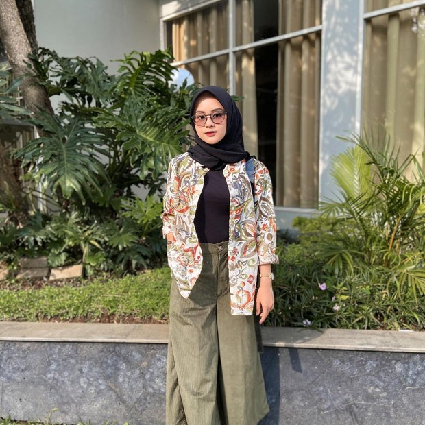 Intip Mix and Match Wide Leg Trouser ala Hijabers TikTok Cantik Alifhia Fitri