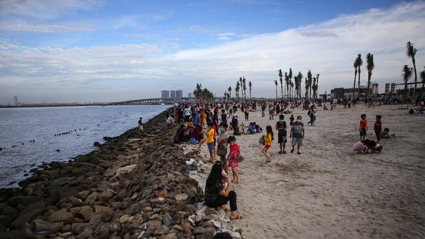 Sejumlah warga berwisata di Pantai Indah Kapuk 2, Jakarta, Minggu (14/3/2021). Pada libur Hari Raya Nyepi 2021, kawasan tersebut ramai dikunjungi wisatawan. ANTARA FOTO/Fauzan/rwa.
