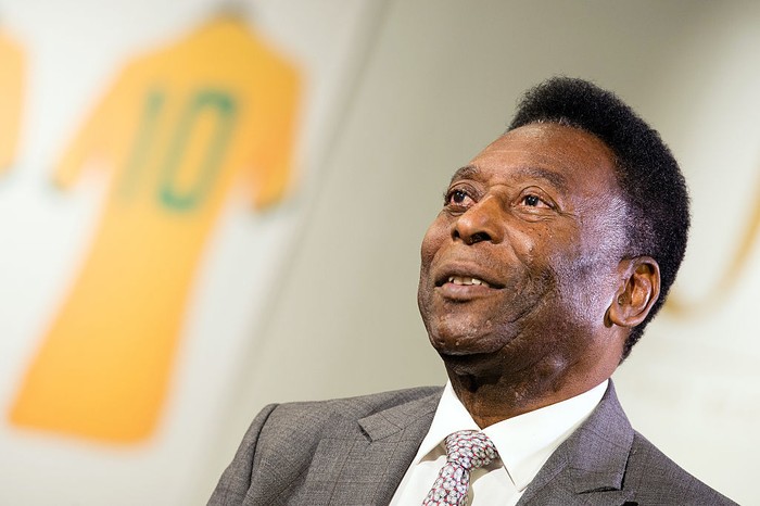 LONDON, ENGLAND - JUNE 01:  Pele attends a photocall for Pele: The Collection presented by Juliens Auctions on June 1, 2016 at the Mall Galleries  (Photo by Jeff Spicer/Getty Images)