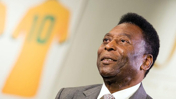 LONDON, ENGLAND - JUNE 01:  Pele attends a photocall for Pele: The Collection presented by Juliens Auctions on June 1, 2016 at the Mall Galleries  (Photo by Jeff Spicer/Getty Images)