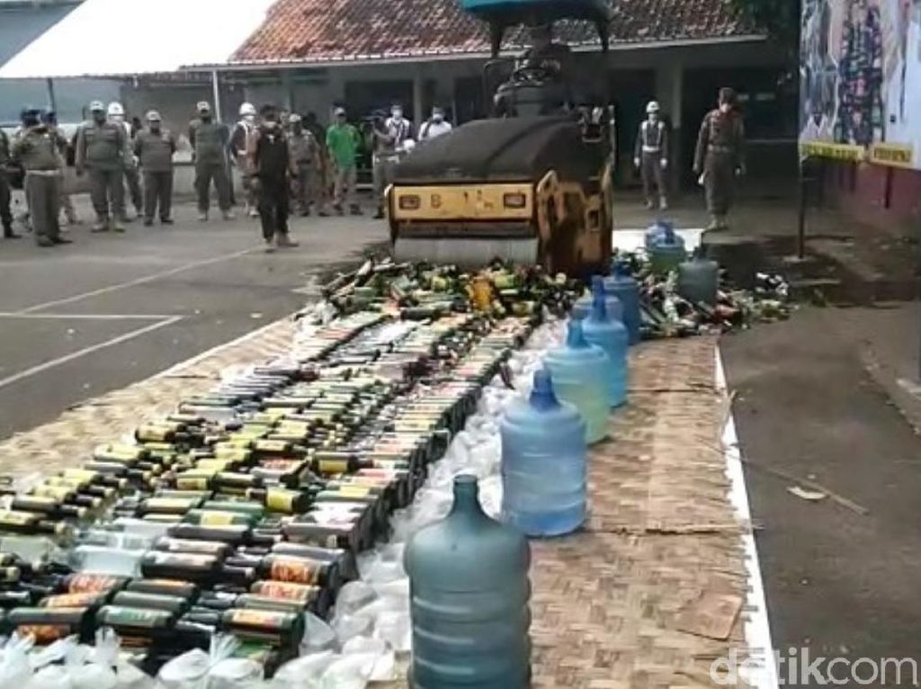 Jelang Ramadhan, Pemkab Cianjur Musnahkan Botol Miras-Obat Terlarang