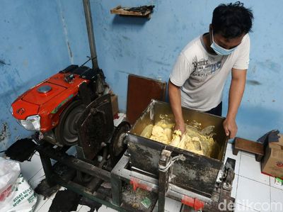 Perajin Roti Mencoba Bertahan di Tengah Pandemi