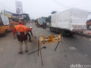 Perbaikan Jl Industri Kabupaten Bekasi Dilanjut, Rambu-rambu Dipasang
