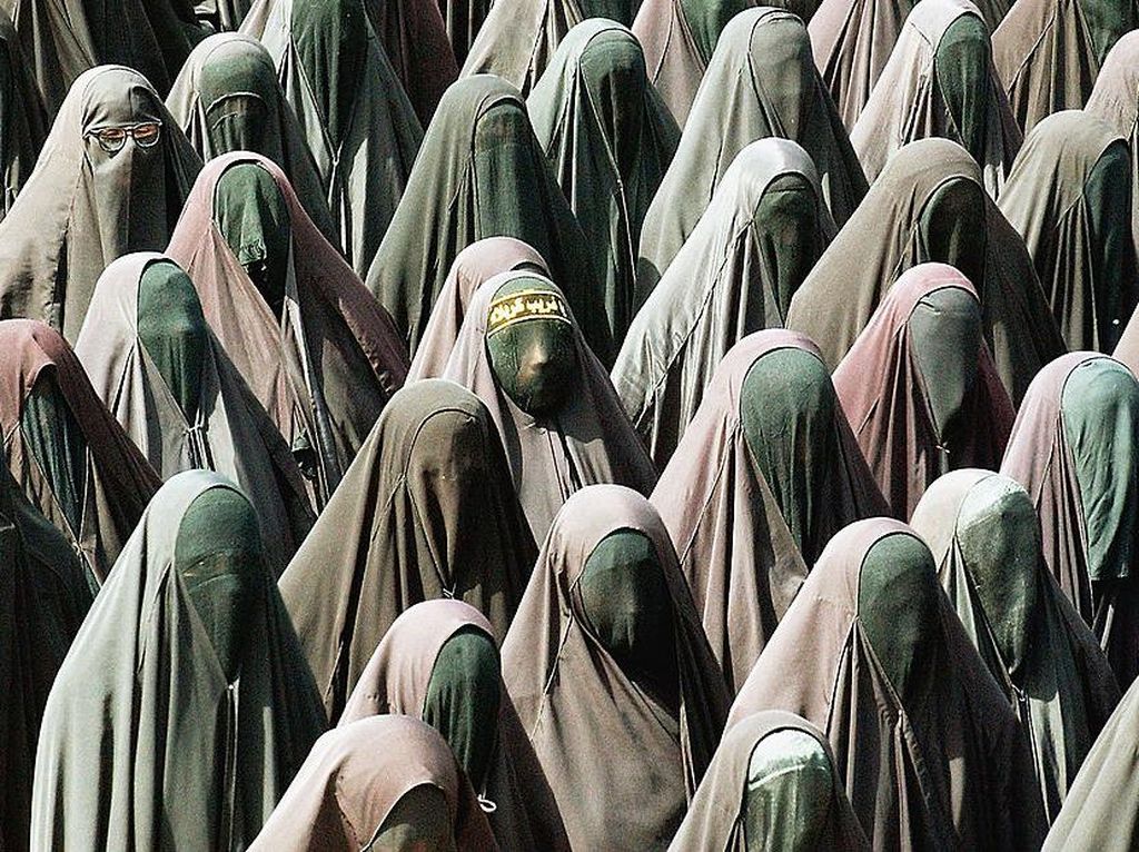 Begini Potret Perempuan Burka yang Tuai Polemik