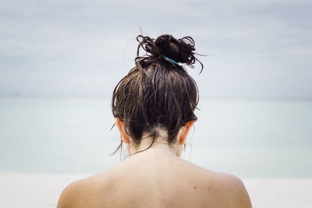 perempuan dengan rambut basah/Photo by unsplash.com/@kslupski rambut