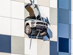 Waduh, Porsche Ini Hampir Terjun Bebas dari Gedung Parkir