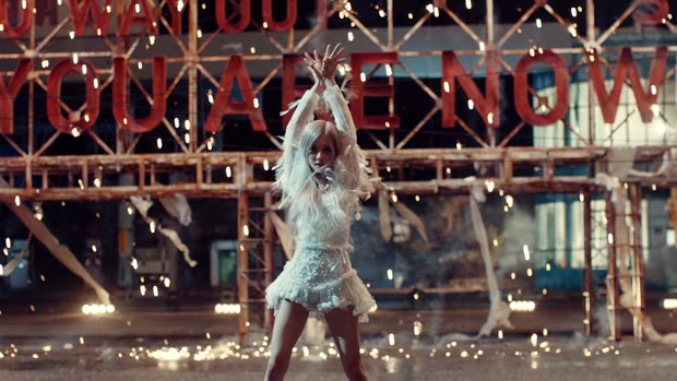 Rose Blackpink memakai gaun aksen bulu-bulu yang indah/youtube.com/Blackpink