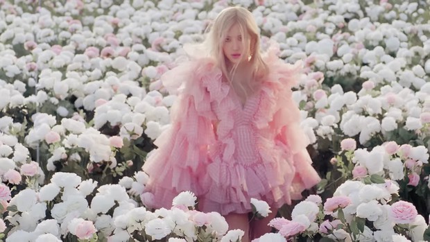 Rose Blackpink menawan dengan gaun warna pink pastel/youtube.com/Blackpink
