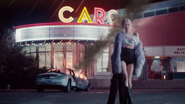 Rose Blackpink casual dengan crop top dan short pants/youtube.com/Blackpink