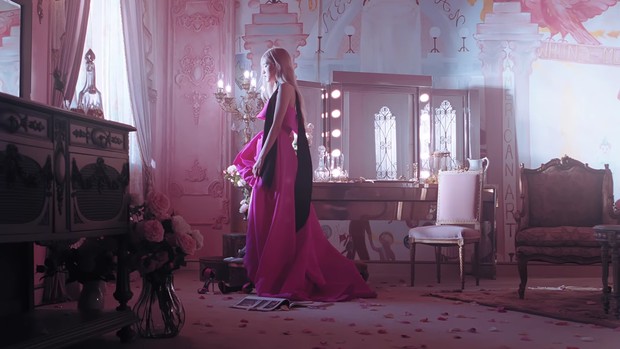 Rose Blackpink dengan warna outfit black dan pink/youtube.com/Blackpink