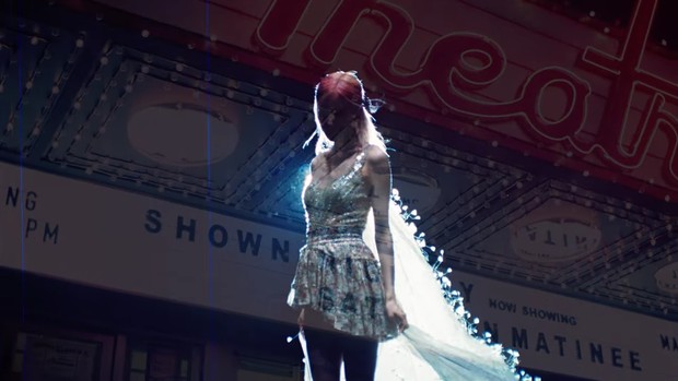 Rose Blackpink memakai gaun aksen cape/youtube.com/Blackpink