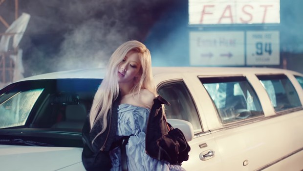 Rose Blackpink bergaya edgy dengan jaket hitam dan gaun lilac/youtube.com/Blackpink