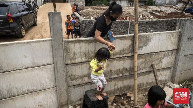Halaman Rumah Ditutup Dengan Beton Menyebabkan Kedalaman Halaman Rumah Ditutup Dengan Beton Menyebabkan Kedalaman