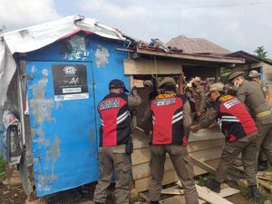 Aksi Pembongkaran Bangunan Liar di Palembang Diwarnai Kericuhan Aksi Pembongkaran Bangunan Liar di Palembang Diwarnai Kericuhan