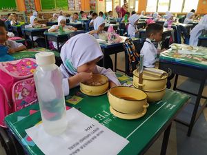 Sedih! Anak Ini Diejek Karena Bawa Bekal Rantang ke Sekolah Sedih! Anak Ini Diejek Karena Bawa Bekal Rantang ke Sekolah
