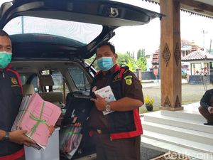 Kejari Purbalingga Geledah Rumah Camat, Dokumen di Kolong Kasur Disita Kejari Purbalingga Geledah Rumah Camat, Dokumen di Kolong Kasur Disita