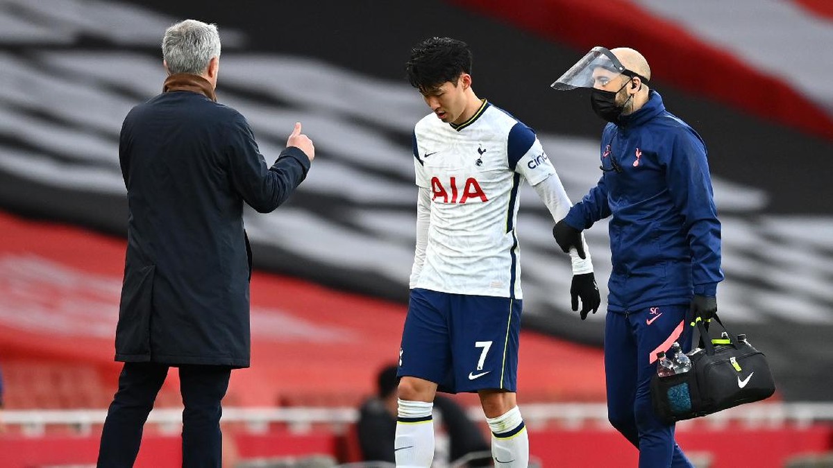 Son Heung-min cedera dalam pertandingan Arsenal vs Tottenham Hotspur (Foto: Getty Images/Dan Mullan)