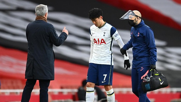 LONDON, ENGLAND - MARCH 14: Son Heung-Min of Tottenham Hotspur leaves the pitch due to an injury during the Premier League match between Arsenal and Tottenham Hotspur at Emirates Stadium on March 14, 2021 in London, England. Sporting stadiums around the UK remain under strict restrictions due to the Coronavirus Pandemic as Government social distancing laws prohibit fans inside venues resulting in games being played behind closed doors. (Photo by Dan Mullan/Getty Images)