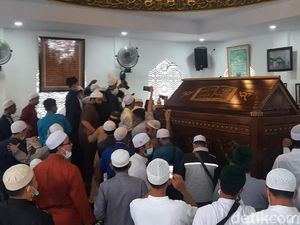 Selawat-Doa Iringi Proses Pemakaman Habib Musthofa Selawat-Doa Iringi Proses Pemakaman Habib Musthofa