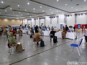 Suasana Vaksinasi ASN yang Sempat Picu Kerumunan di Yogya