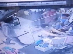 Viral Pria Pukul Bocah Gegara Sarung di Minimarket Jakpus, Polisi Selidiki