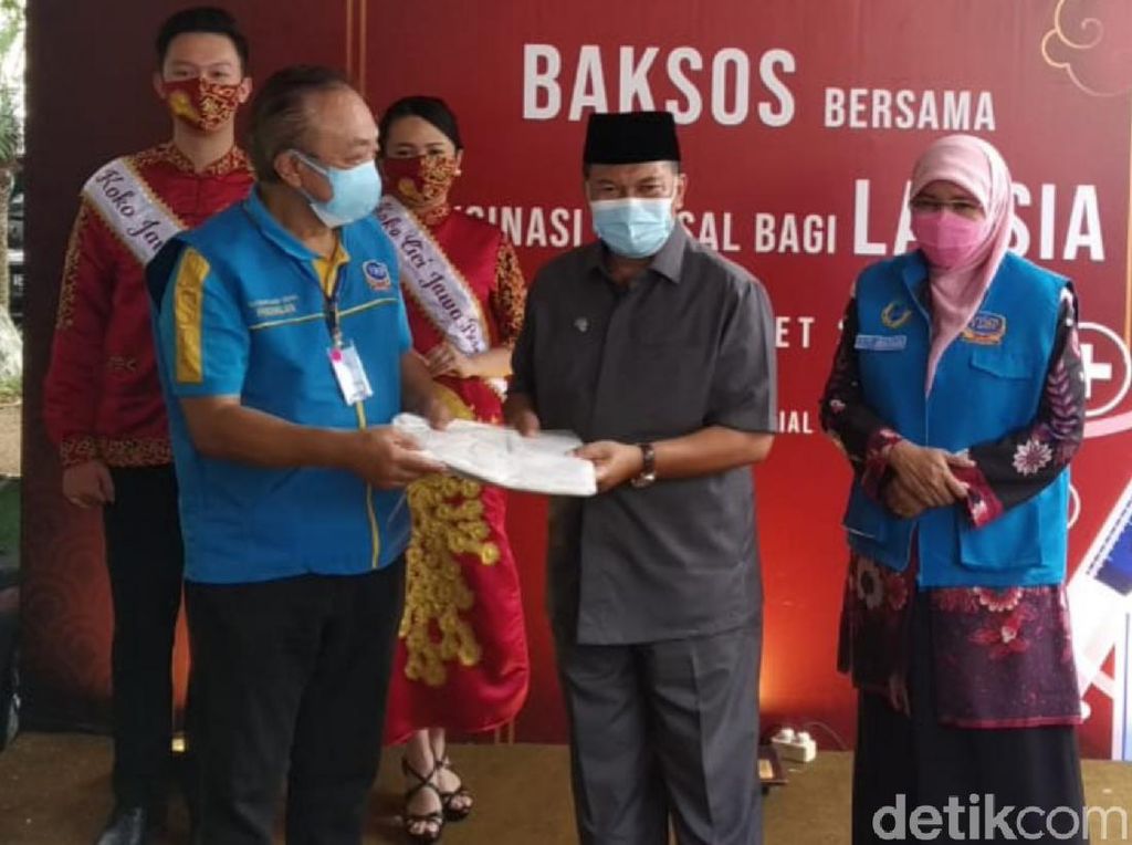 Ribuan Lansia dan Pegiat Wisata di Bandung Jalani Vaksinasi Corona