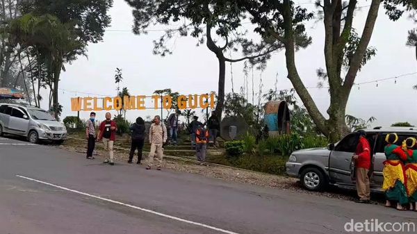 Foto: Pembayaran Non Tunai, Wisatawan Guci Gunakan QRIS