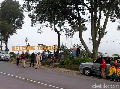 Foto: Pembayaran Non Tunai, Wisatawan Guci Gunakan QRIS