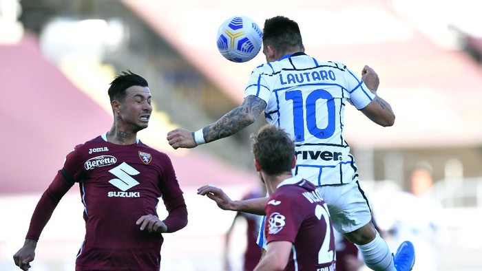 TURIN, ITALY - MARCH 14: Lautaro Martinez of Internazionale scores their sides second goal during the Serie A match between Torino FC  and FC Internazionale at Stadio Olimpico di Torino on March 14, 2021 in Turin, Italy. Sporting stadiums around Italy remain under strict restrictions due to the Coronavirus Pandemic as Government social distancing laws prohibit fans inside venues resulting in games being played behind closed doors. (Photo by Valerio Pennicino/Getty Images)
