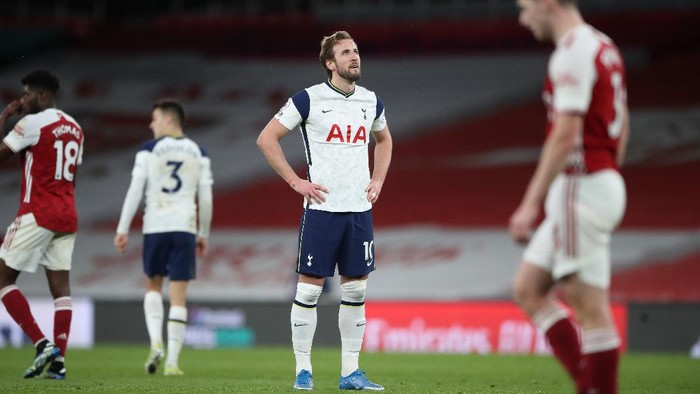 LONDON, ENGLAND - MARCH 14: Harry Kane of Tottenham Hotspur looks dejected during the Premier League match between Arsenal and Tottenham Hotspur at Emirates Stadium on March 14, 2021 in London, England. Sporting stadiums around the UK remain under strict restrictions due to the Coronavirus Pandemic as Government social distancing laws prohibit fans inside venues resulting in games being played behind closed doors. (Photo by Nick Potts - Pool/Getty Images)