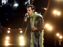 Penjualan Syal Bulu Naik Drastis Setelah Dipakai Harry Styles di Grammy