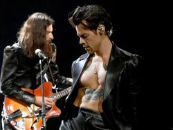 Horor! Penonton Konser Harry Styles Jatuh dari Atas Tribun