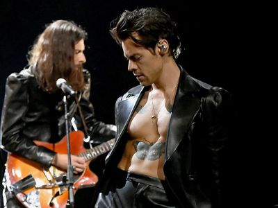 Debut Harry Styles di Grammy Awards 2021 yang Penuh Gaya