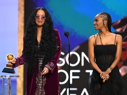 H.E.R. Bawa Pulang Piala Lagu Terbaik Tahun Ini di Grammy Awards