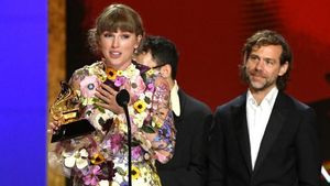 8 Artis Berbusana Terbaik di Grammy Awards 2021