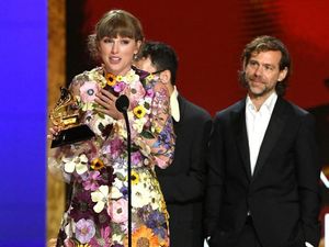 8 Artis Berbusana Terbaik di Grammy Awards 2021