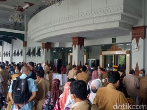 Vaksinasi COVID-19 untuk ASN di Yogya Sempat Picu Kerumunan