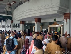 Vaksinasi COVID-19 untuk ASN di Yogya Sempat Picu Kerumunan