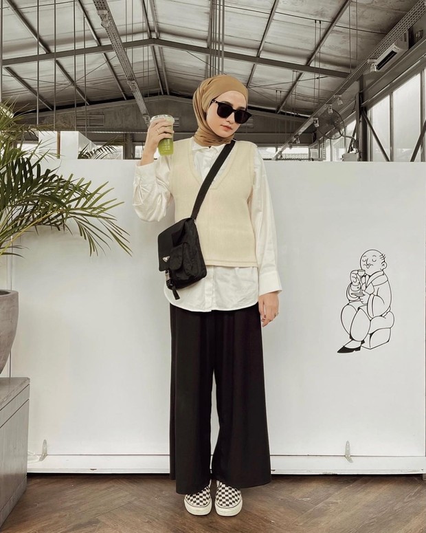 Vest dan kemeja putih/instagram.com/helminursifah/ Vest dan kemeja putih