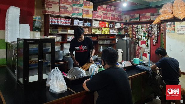 Cahyadi penjaga Warung Kopi (Warkop) Parahyangan di Jalan Cipete Raya, Cipete Selatan, Cilandak, Jakarta Selatan yang dikunjungi Gubernur Anies Baswedan sedang mealayani pelanggan, Senin (15/3) petang.